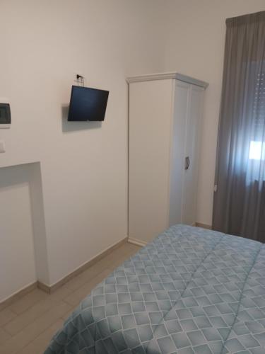 una camera con letto e TV a parete di Hotel Costa a Bari