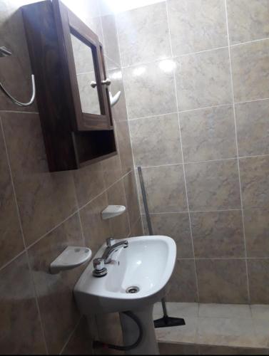 特爾馬斯德里奧翁多的住宿－Habitaciones Gabriel，一间带水槽和镜子的浴室