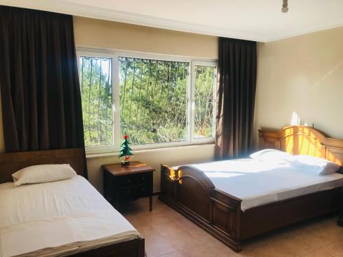 sypialnia z 2 łóżkami i oknem w obiekcie Chalet 20 Min Far To Uludag Ski Resort w mieście Çekirge