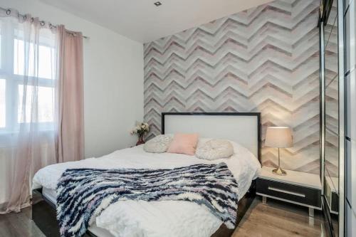 Spacious 4 bedroom House with a Private Garden