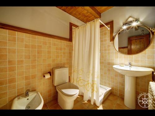 y baño con aseo, lavabo y espejo. en CERVI de Alma de Nieve, en Bagergue