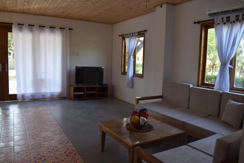 El Puertón的住宿－Cabaña CasaMar Angelica，客厅配有沙发和桌子