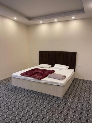 ein Schlafzimmer mit einem großen Bett in einem Zimmer in der Unterkunft شاليهات حميدانة الخير in At Turbīyah