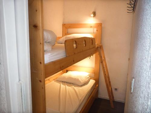 リュス・サン・ソヴァールにあるPré de Baresの小さな部屋の二段ベッド2組