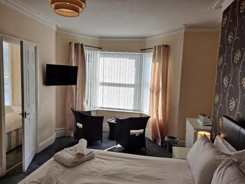 um quarto de hotel com uma cama e uma janela em The Sanderling em Morecambe