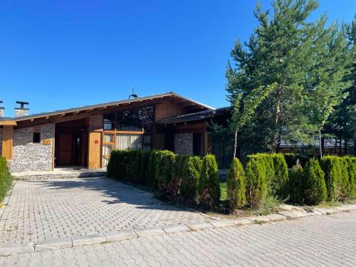 una casa con entrada de ladrillo frente a un edificio en Villa Tama Pirin Golf and Spa en Bansko