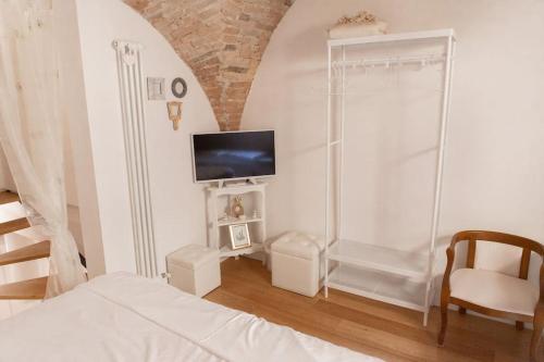 um quarto com uma cama e uma televisão na parede em Bologna Boutique Home em Bolonha