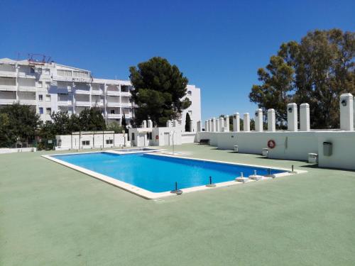 a large swimming pool in front of a building at APCOSTAS - Marino Las Fuentes Superior in Alcossebre