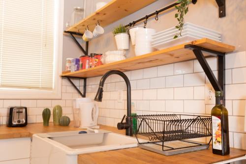 encimera de cocina con fregadero y fregadero en Cozy Home in Downtown Winnipeg en Winnipeg