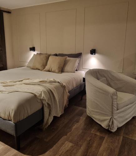 una camera con due letti e una sedia di Mien B&B a Murmerwoude