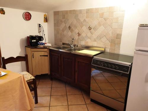 una cucina con lavandino e piano cottura di Studio with wifi at Calangianus a Calangianus