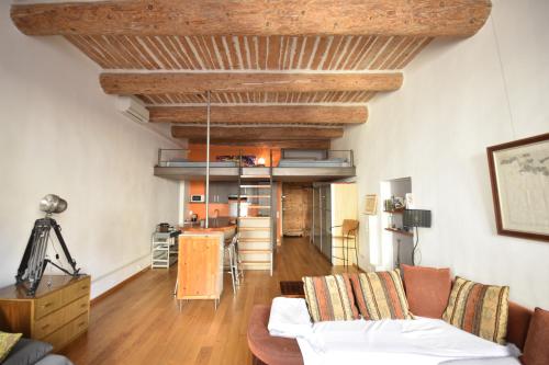 un salon avec un canapé et une table dans l'établissement Les Mats Du Port, à Marseille