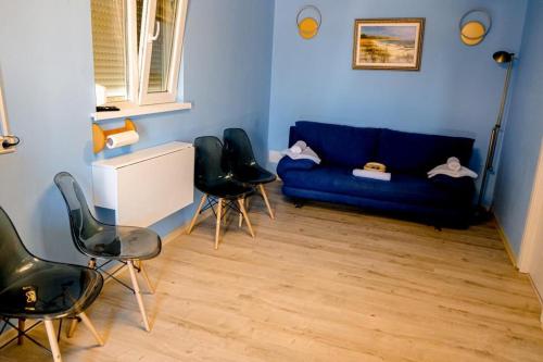 - un salon bleu avec un canapé et des fauteuils bleus dans l'établissement Studio Bucuria Corbu, à Corbu