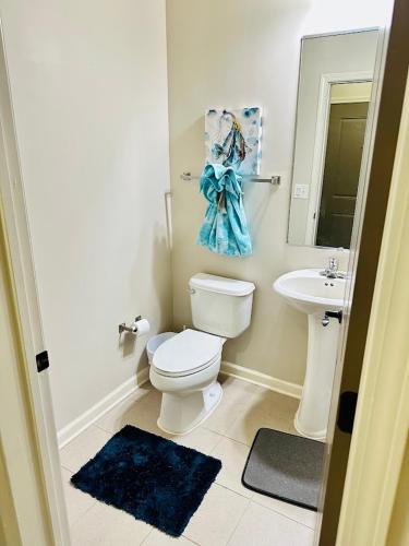 een badkamer met een toilet en een wastafel bij Atlanta Beltline Retreat in Atlanta