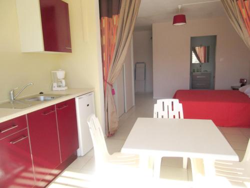 a kitchen and living room with a table and chairs at Studio a Le Gosier a 280 m de la plage avec jardin clos et wifi in Pointe-à-Pitre