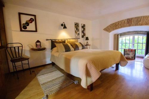 A bed or beds in a room at One bedroom house with lake view shared pool and furnished garden at Porto de Mos