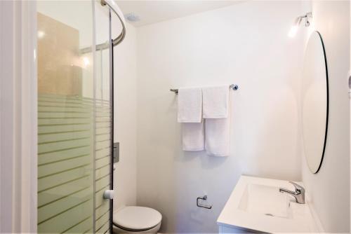 ヴァーレ・ド・ローボにあるVale do Lobo Apartment Bのバスルーム(シャワー、トイレ、シンク付)