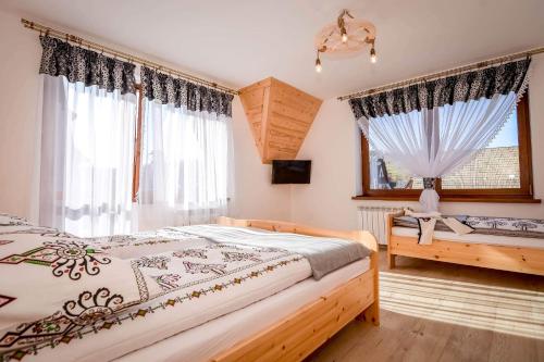 a bedroom with a bed and a window at Apartamenty u Burego in Biały Dunajec