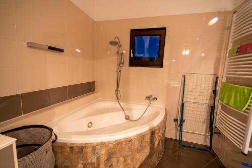 e bagno con finestra e vasca con doccia. di Villa Twins Markovic a Pola (Pula)