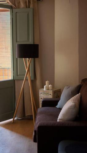 a living room with a couch and a lamp at Cal Punté - Anita in Ponts