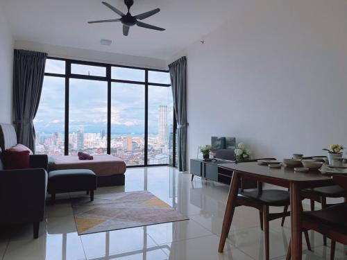 een woonkamer met een bed en een eettafel bij Beacon Executive Suite by Fantabulous Guest House in George Town