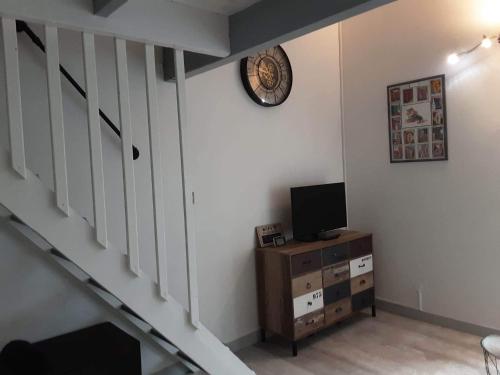 Cette chambre dispose d'un escalier, d'une télévision et d'une horloge. dans l'établissement Les Mourguettes, à Saintes-Maries-de-la-Mer