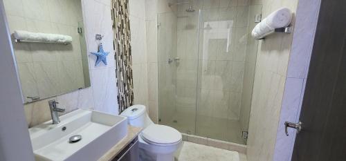 a bathroom with a sink and a toilet and a shower at Exclusivo, Moderno y Cómodo Apto temático con hermosa Vista al Mar in Playa Blanca