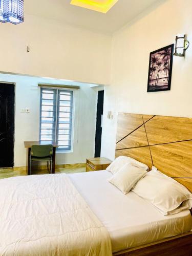 - une chambre avec un grand lit blanc et une table dans l'établissement Lovely Studio apartment at Ajah - Maria, à Iranla