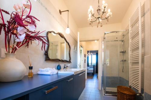 y baño con lavabo y espejo. en Lago di Garda a 300m House in Manerba, en Manerba del Garda
