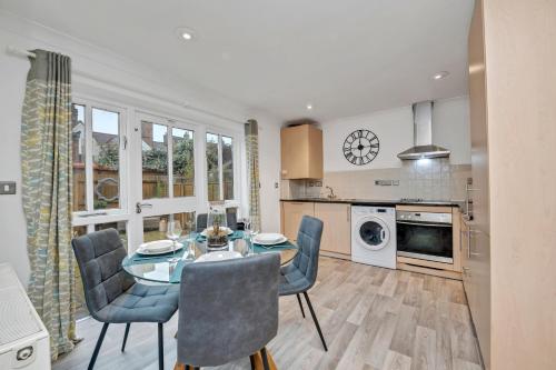 cocina y comedor con mesa y sillas en 10 St Edmundsbury Mews, en Bury Saint Edmunds