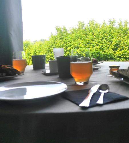 uma mesa com um prato e óculos e um par de tesouras em Chambres d'hôtes Elcy 