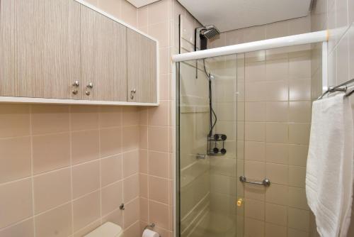 baño con ducha y puerta de cristal en Conforto em Apartamento no Jurere Open Shopping P1529, en Florianópolis