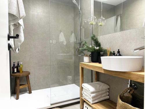 ein Badezimmer mit einer Dusche, einem Waschbecken und einer Badewanne in der Unterkunft Apartmán Strnadovy Boudy in Železná Ruda
