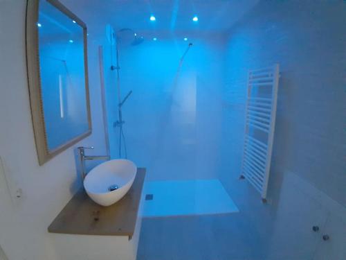 een witte badkamer met een wastafel en een spiegel bij LOVINBurgos Amarás Burgos y volverás in Burgos