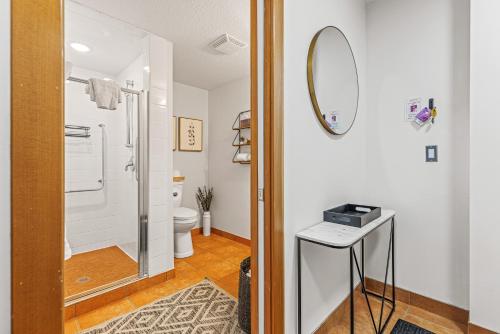 Vannituba majutusasutuses Attractive Downtown Condo! Hot Tub, Mountain Views managed by Little Sister Getaways