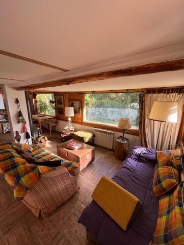 sala de estar con cama y sofá en Pul Mari en San Carlos de Bariloche