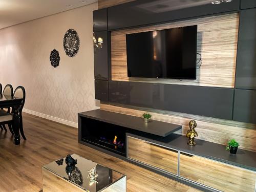 Μια τηλεόραση ή/και κέντρο ψυχαγωγίας στο Apto Luxo Centro Gramado