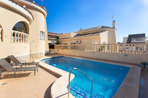 una piscina frente a una casa en Ch Villa Rio Tajo Rojales, en Rojales