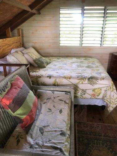 Säng eller sängar i ett rum på Ginger Lodge Cottage, Peters Rock, Woodford PO St Andrew, Jamaica - this property is not in Jacks Hill