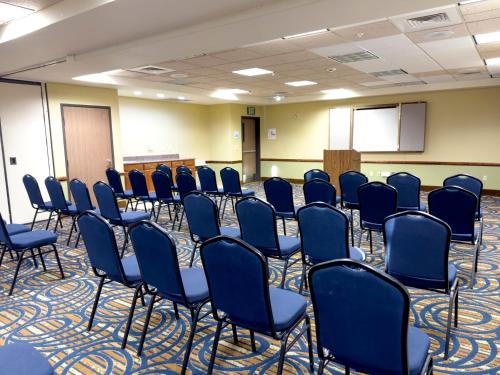 a room with rows of chairs in a classroom at Holiday Inn Express Hotel & Suites Barstow by IHG in Barstow