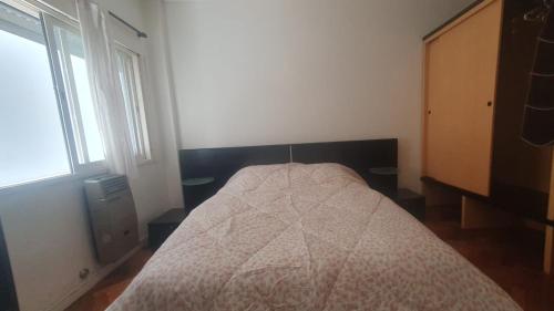 1 dormitorio con cama con edredón en Cozy apartamento en Belgrano en Buenos Aires