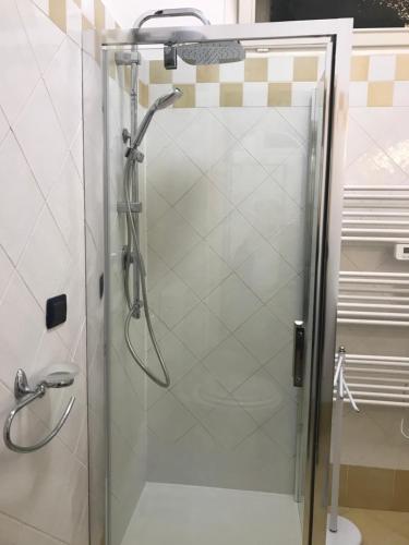 W łazience znajduje się prysznic ze szklanymi drzwiami. w obiekcie Appartement terrasse dans palace Belle Epoque w Mentonie