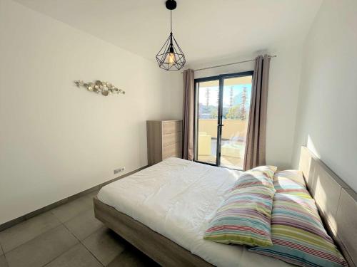 1 dormitorio con 1 cama y ventana grande en Appartement Porticcio, 2 pièces, 4 personnes - FR-1-61-600, en Grosseto-Prugna