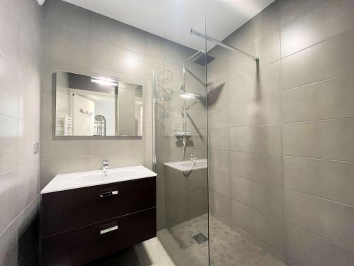 y baño con lavabo y ducha acristalada. en Appartement Porticcio, 2 pièces, 4 personnes - FR-1-61-600, en Grosseto-Prugna