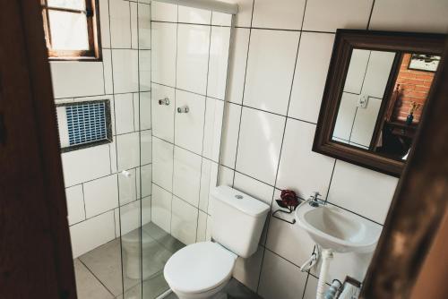ein Bad mit einem WC und einem Waschbecken in der Unterkunft Chalés Vida Verde in Bom Jardim de Minas