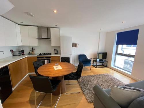 cocina y sala de estar con mesa y sillas en A beautiful and cozy home in the heart of london en Londres