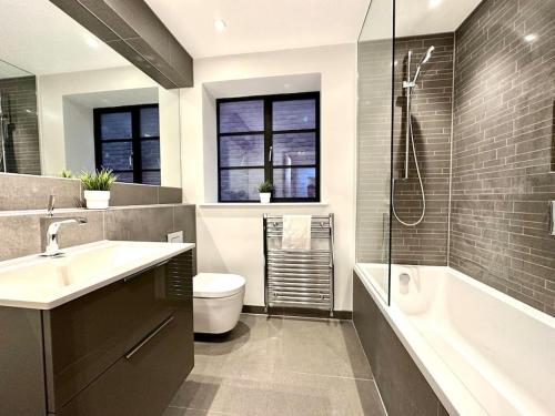 Vannituba majutusasutuses Luxury Apartment Next to the Beach New 2 Bedroom - Great Location - Fast WiFi - Smart TV - sleeps up to 4! Close to Purbeck, Corfe Castle, Sandbanks, Poole & Bournemouth