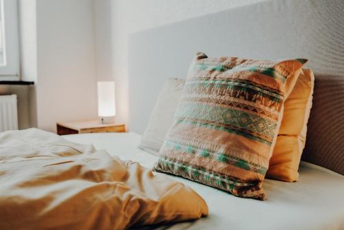 a pillow sitting on top of a bed at Mayen, Bäckerstr, Privatzimmer Nr4, Innenstadt, nähe Nürburgring & Burg Eltz, Gemeinschaftsbad in Mayen