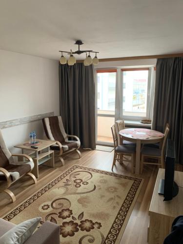 een woonkamer met een tafel en stoelen bij Apartament Praski 5 minut od metra i starego miasta spacerem do zoo i Konesera in Warschau