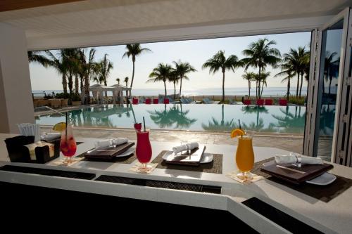 フォート・ローダーデールにあるB Ocean Resort Fort Lauderdale Beachの海の景色を望むダイニングテーブル
